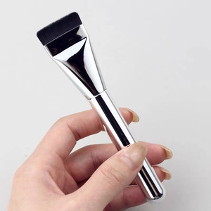 Brocha correctora de punta plana con mango metálico y cerdas sintéticas para la aplicación de maquillaje facial - Product Image 1