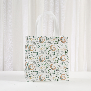 Collection de sacs cadeaux pour la célébration de l'Eid, 4 designs élégants en blanc ornés de détails dorés scintillants représentant des châteaux et des fleurs, Ramadan - Product Image 4