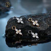 Grand ASTM F136 jimat bintang empat titik CZ halus Titanium untuk anting-anting Huggie melingkar menjuntai telinga liontin berbentuk bunga cantik