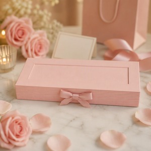 Boîte cadeau plate rose clair imperméable personnalisée en gros avec doublure en éponge, nœud allongé, cavité encastrée, finition mate, directement de l'usine - Product Image 1