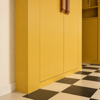 Armoire intégrée moderne rétro personnalisée en laque jaune avec poignées en bois, armoire de chambre à coucher pleine hauteur