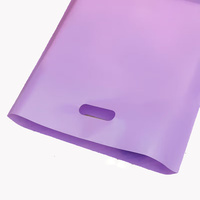 Sacs d'emballage personnalisés avec logo imprimé, pliables, en plastique coloré, avec poignée découpée, pour boutique de jouets pour enfants