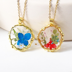 Collier pendentif rond plaqué or fait main avec <span class=keywords><strong>fleur</strong></span> séchée pressée naturelle en résine pour fêtes et anniversaires - Product Image 4
