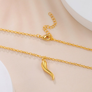 Collier tendance avec pendentif en forme de piment, plaqué or 18 carats PVD et acier inoxydable argenté |   Bijoux pour femmes de soirée - Product Image 6