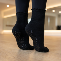 Chaussettes de Pilates noires personnalisées avec logo, bord festonné, pour femmes, antidérapantes, avec grip pour le yoga