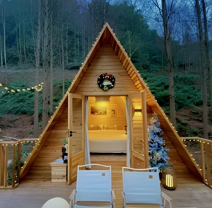 <span class=keywords><strong>Cabane</strong></span> triangulaire <span class=keywords><strong>en</strong></span> bois préfabriquée, maison rustique <span class=keywords><strong>en</strong></span> forme <span class=keywords><strong>de</strong></span> A avec terrasse, pour complexe forestier et séjour dans une maison d'hôtes pittoresque - Product Image 1