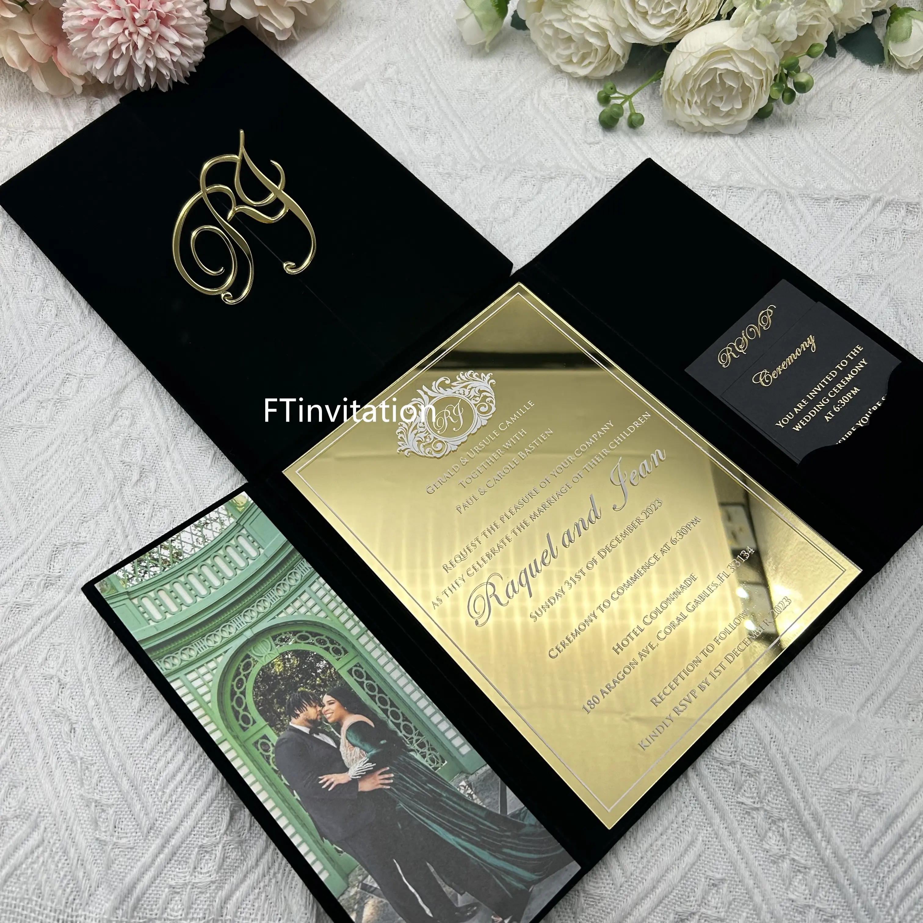 Elegante puerta plegable terciopelo negro Tapa dura tarjetas de boda espejo acrílico invitación de boda con letras acrílicas