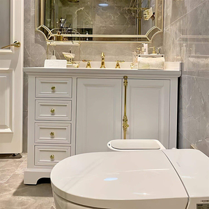 Conjunto de Muebles de Baño Estilo Americano Retro Francés para Hotel o Villa, con Acabado en Roble Horneado, Espejo LED Inteligente y Lavabo de Pie - Product Image 5