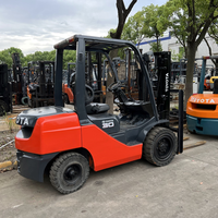 Chariot élévateur TOYOTA 3 tonnes d'occasion, 90% neuf, capacité de levage nominale de 3 tonnes, haute qualité et prix bas, à vendre