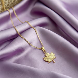 Élégant pendentif feuille d'érable doré symbolisant la force et le renouveau, magnifiquement conçu pour une élégance quotidienne intemporelle. - Product Image 1