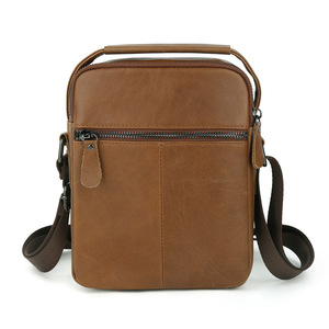 Bolso bandolera de cuero genuino para hombre, bolso vertical de un solo hombro de color marrón para viajes de ocio - Product Image 1