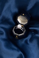 Une bague en perles d'eau douce en forme de H à double couche.