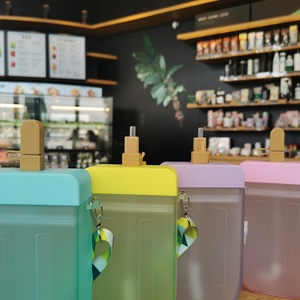 Vaso de agua de plástico con diseño de dibujos animados, ecológico, con pajita para helado, correa portátil y diseño estético para niños creativos. - Product Image 2