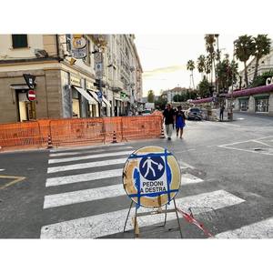 Panneau capteur de sécurité 40x60 cm 'Piétons à Droite' - Product Image 1