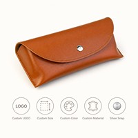 Pochette pour lunettes de soleil avec rabat incurvé, bouton pression argenté, en similicuir lisse, bord cousu brillant, logo personnalisé pour lunettes
