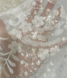 सुरुचिपूर्ण हस्तनिर्मित 3 डी फूलों की फ्रेंच फीता पर्यावरण के अनुकूल सफेद लक्जरी बेडेड कढ़ाई 100% पॉलिएस्टर कपड़े - Product Image 3