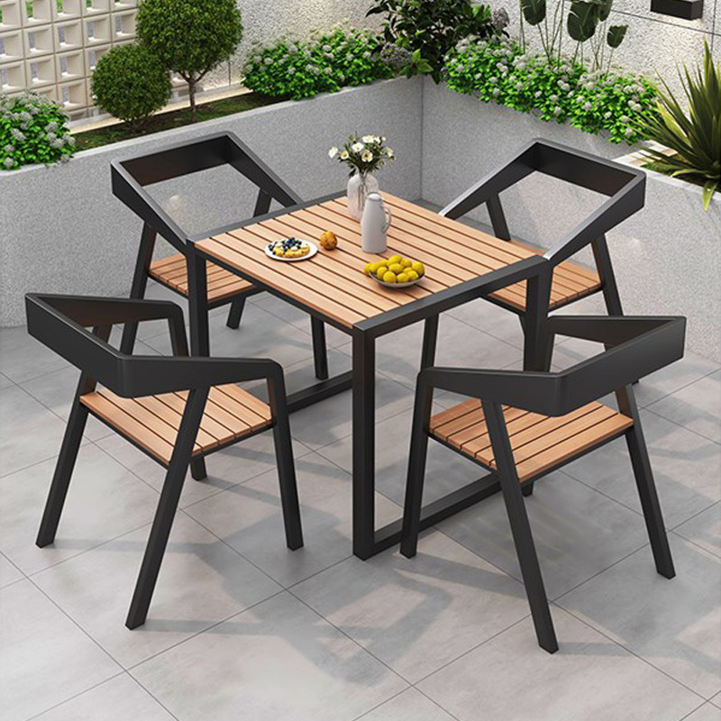 Cuatro sillas y una mesa cuadrada