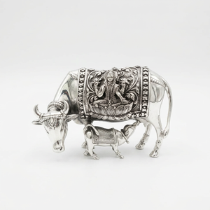 Estatua Religiosa Intrincada de Kamdhenu, Ídolo de Vaca y Ternero, Decoración Tradicional para Templos Hindúes, Tallados en Plata Pura con Relieves de Divinitades, Decoración para el Hogar - Product Image 2