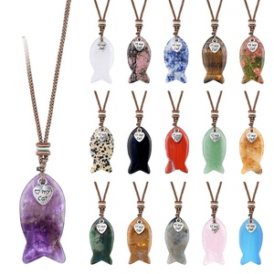 Pendentif poisson miniature en cristal naturel 38 mm, style vintage, niche, tendance, avec chaîne en laine, précieusement sculpté, unisexe, pour la vie quotidienne - Product Image 1