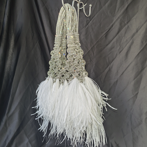 Pochette di Lusso Firmata da Donna Intrecciata a Mano con Strass, Piume e Motivo Traforato per Feste e Balli - Product Image 4
