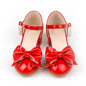 Scarpe da principessa per bambine disponibili in rosso e <span class=keywords><strong>bianco</strong></span> con grandi decorazioni a fiocco, perfette per matrimoni, feste e damigelle. - Product Image 3