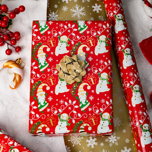 Rollo de Papel de Regalo Navideño Reversible de 17 Pulgadas x 33 Pies, Dorado Metálico con Diseño de Gnomos y Muñecos de Nieve con Copos de Nieve Rojos - Product Image 1