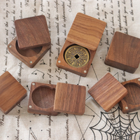 Boîte en bois de noyer poli faite à la main avec logo personnalisé pour la décoration de la maison, rangement portable pour pièces de monnaie avec design commémoratif - Cadeau d'entreprise