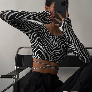 <span class=keywords><strong>Top</strong></span> court à manches longues pour femme, haut <span class=keywords><strong>dos</strong></span> <span class=keywords><strong>nu</strong></span> imprimé noir et <span class=keywords><strong>blanc</strong></span> - Product Image 1