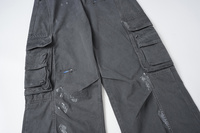Jean baggy unisexe beige gris délavé avec imprimé graffiti intégral, coupe large, avec breloques en peluche et détails de chaînes colorées