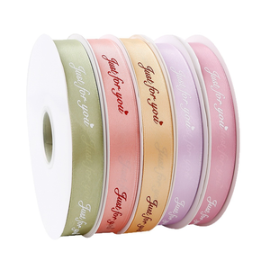 Pita Kain Satin Poliester 100% 1 Inci 4mm untuk Pembungkus Kado Natal Kustom, Desain Mewah dengan Embos Foil Emas 3D, Logo Kustom - Product Image 1