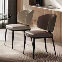 Chaise de salle à manger ergonomique de style nordique moderne avec structure en acier inoxydable et revêtement en cuir, conçue pour s'assortir aux tables de salle à manger pour les hôtels