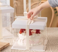 Bouquet de fleurs et gâteau dans une boîte transparente de qualité supérieure
