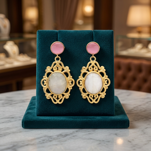 Boucles d'oreilles ethniques pour enfants faites à la main avec perle et alliage de laiton plaqué or rose et rhodium, fabriquées au Rajasthan - Product Image 3
