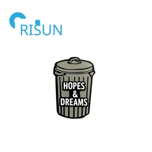 Venta al por mayor de fábrica, alfileres de basura de dibujos animados de esmalte duro suave, bolsa de basura, broche de alfiler de cubo de basura personalizado, insignia de alfiler esmaltado - Product Image 4