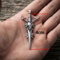 Pendentif poignard en acier inoxydable avec crâne de cerf, mini-breloque épée en bois de cerf pour hommes et femmes, bijou amulette