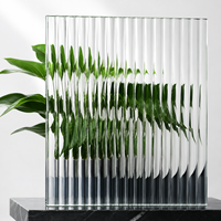 Verre décoratif de sécurité et d'intimité pour escalier extérieur moderne, personnalisé, laminé PVB, cannelé, strié, à motif Moru, en verre trempé.