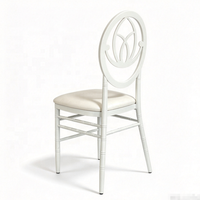 Chaises d'événement empilables avec revêtement en cuir blanc et structure en fer pour mariage