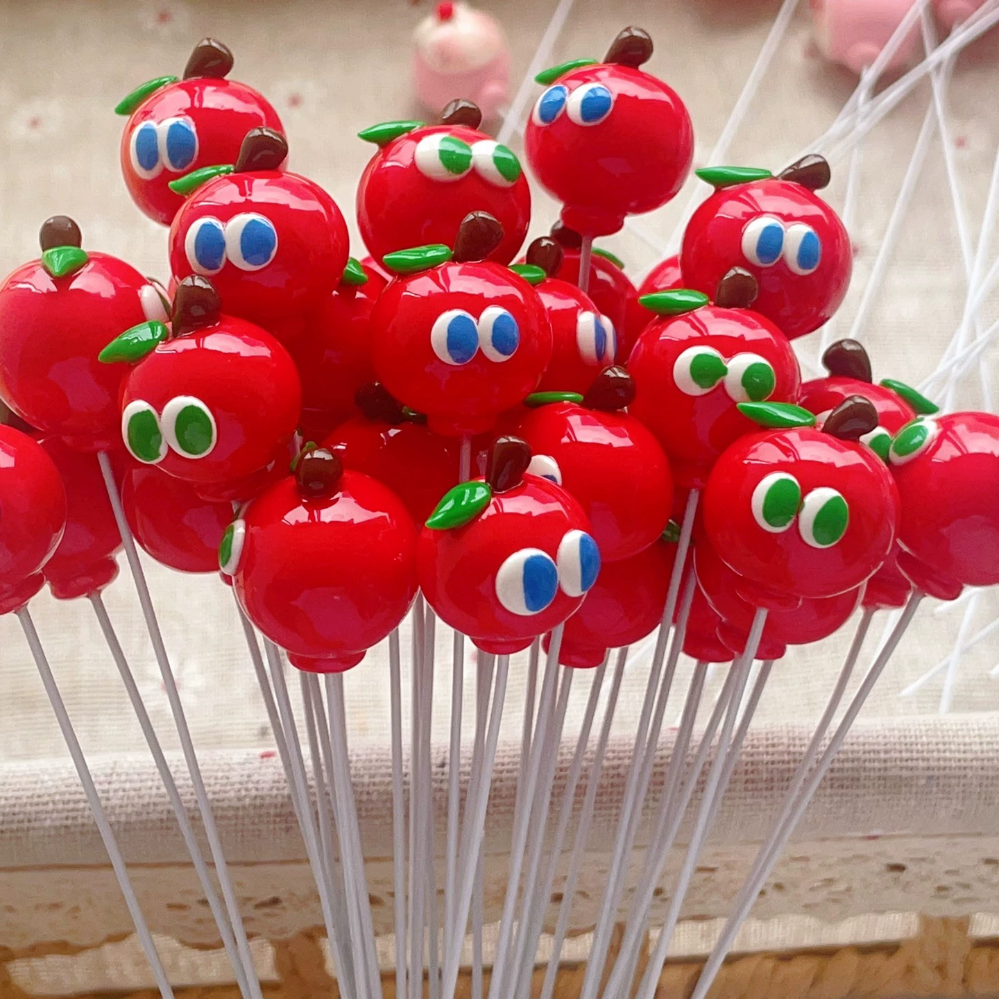 รูปแกะสลักบี