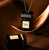 Ensemble de diffuseurs à roseaux en verre noir carré de 100 ml avec logo personnalisé, couvercle en bois, boîte en papier, impression sérigraphique, étiquette privée personnalisée