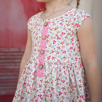 Robe d'été décontractée rose à imprimé floral fraise pour filles, col rond, manches à volants, en coton doux, coupe trapèze, personnalisable OEM/ODM