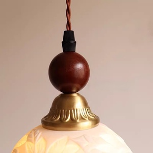 Lampe suspendue moderne en céramique sculptée à motif floral <span class=keywords><strong>avec</strong></span> accents en bois, idéale pour les coins repas de chalet, les chambres d'hôtes et les chambres à coucher. - Product Image 5