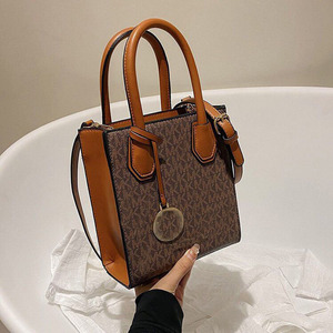 Sac à Main Femme Haut de Gamme Lettres Gaufrées Bandoulière Luxe Fermeture Éclair Décontracté Léger Printemps Mode Poignée Simple Portable - Product Image 1