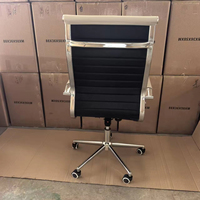 Chaise de bureau exécutive en cuir PU noir avec design moderne, fonction empilable, base chromée, structure en acier