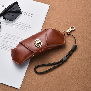 Étui à lunettes rétro en cuir PU à suspendre, étui portable pour lunettes de soleil avec cordon, boîte de rangement simple faite à la main, vente en gros - Product Image 3