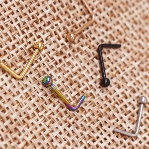 Gaby - Anillo de Nariz Curvo en Forma de L de Acero Quirúrgico 316L, Joyería para Piercing de Septum para Mujer - Product Image 4