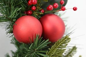 Couronne de Noël artificielle personnalisée à bas prix pour porte d'entrée, avec baies rouges et boules, pour décoration de fête - Product Image 6