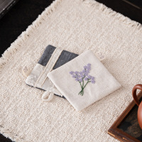 Sous-verre en tissu naturel Estick avec broderie florale délicate et isolation thermique pour table basse