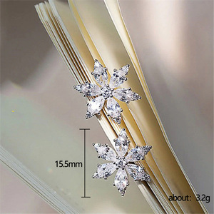 Orecchini a forma di fiore di neve per donna, gioielli minimalisti e scintillanti per le orecchie - Product Image 5