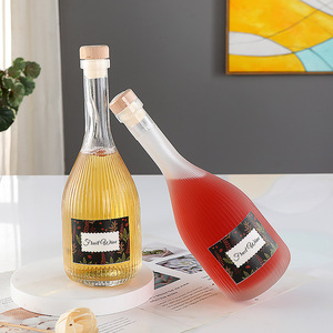 Étiquettes personnalisées 100ml 250ml 350ml 500ml Bouteille <span class=keywords><strong>de</strong></span> vin en verre givré transparent à rayures verticales avec <span class=keywords><strong>bouchon</strong></span> en liège - Product Image 1