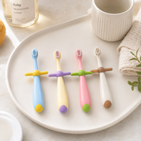 SAKURA Nouvelle conception Brosse à dents manuelle pour enfants à poils souples Protection des dents sensibles Manche en plastique Taille standard pour